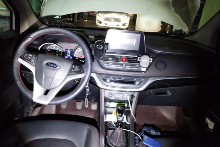 Used JAC Refine S3 2017 1.6L Manual Luxury Smart Model Center Console