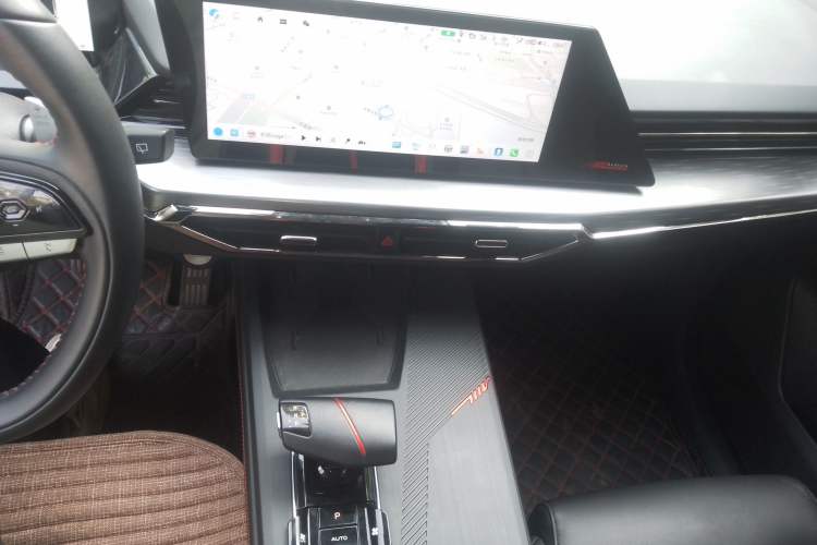 Used Oshan Z6 2022 Blue Whale 1.5T DCT Smart Navigation Model
