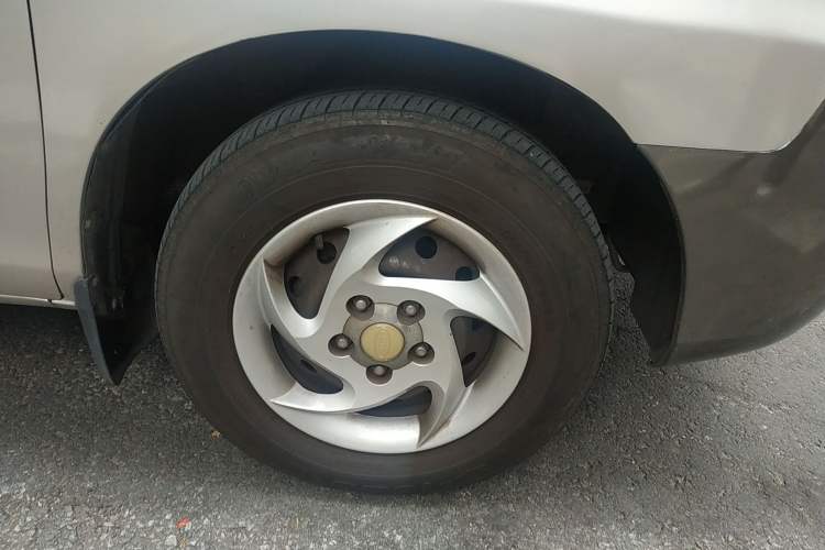 Used JAC Refine 2008 2.0L Shuttle Gasoline Basic Model with Front and Rear Air Conditioning

