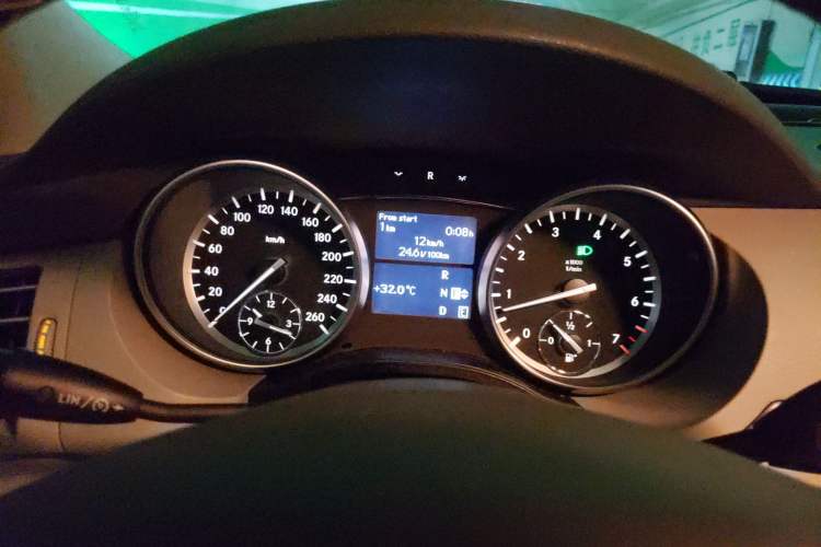 Used Mercedes-Benz R-Class 2014 R 320 4MATIC Business Model