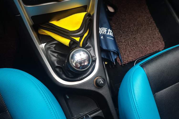 Used Peugeot 307 2012 Hatchback 1.6L Manual Comfort Edition Gear Lever