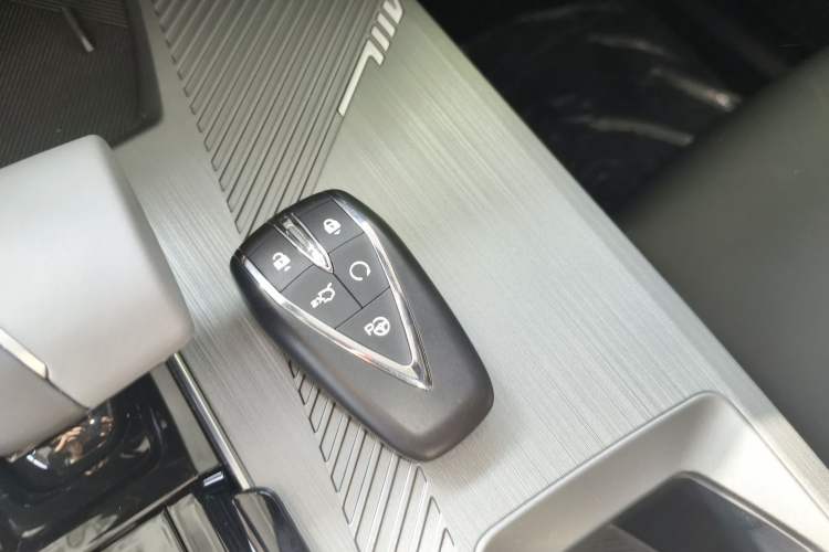 Used Oshan Z6 New Energy 2023 ZhiDian iDD 150KM Flagship PLUS Smart Parking Edition
