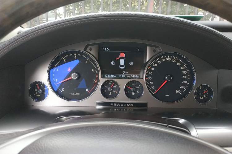 Used Volkswagen Phaeton 2011 3.6L V6 4-Seater Extended-Length Individual Edition
