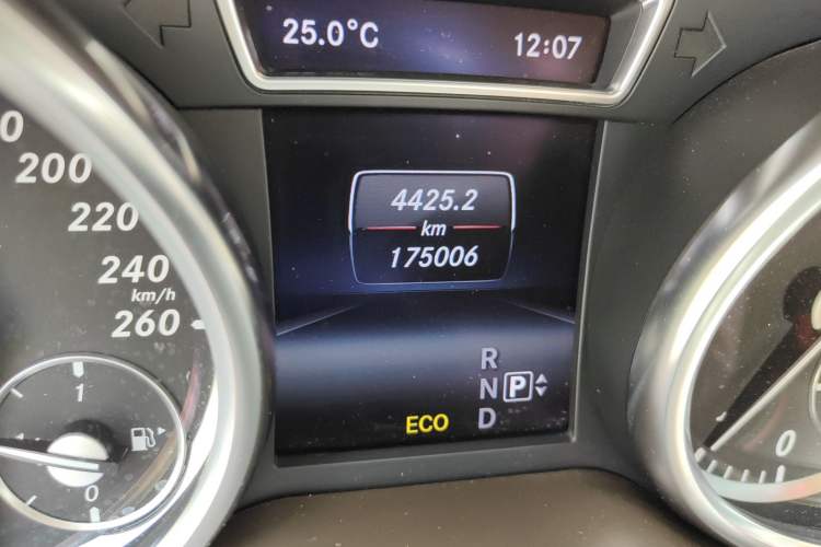 Used Mercedes-Benz GL-Class 2014 GL 400 4MATIC Dynamic Model Odometer Close Up