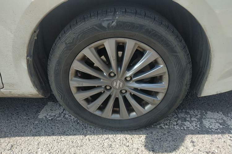 Used Suzuki Alivio 2015 1.6L Manual Comfort Model Right Front Wheel Hub