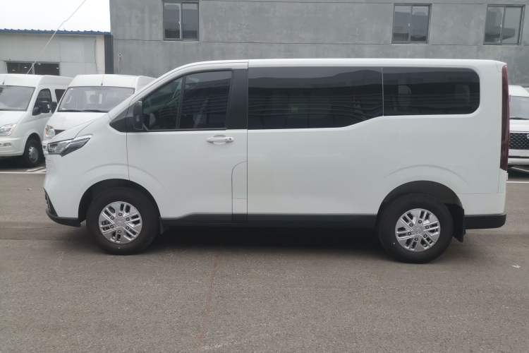 Used SAIC MAXUS V70 Xintu 2023 2.0T Diesel Manual Elite Edition 5/6 Seats 93 kW