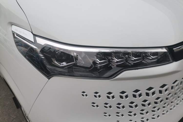 Used SAIC MAXUS V70 Xintu 2023 2.0T Diesel Manual Elite Edition 5/6 Seats 93 kW