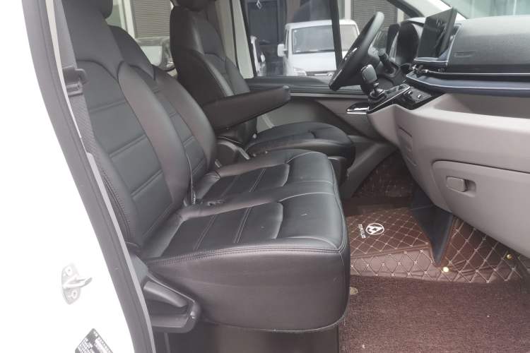 Used SAIC MAXUS V70 Xintu 2023 2.0T Diesel Manual Elite Edition 5/6 Seats 93 kW