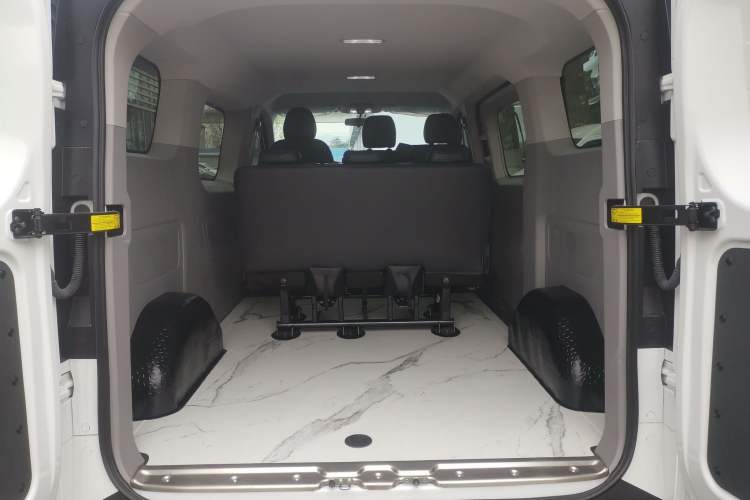 Used SAIC MAXUS V70 Xintu 2023 2.0T Diesel Manual Elite Edition 5/6 Seats 93 kW