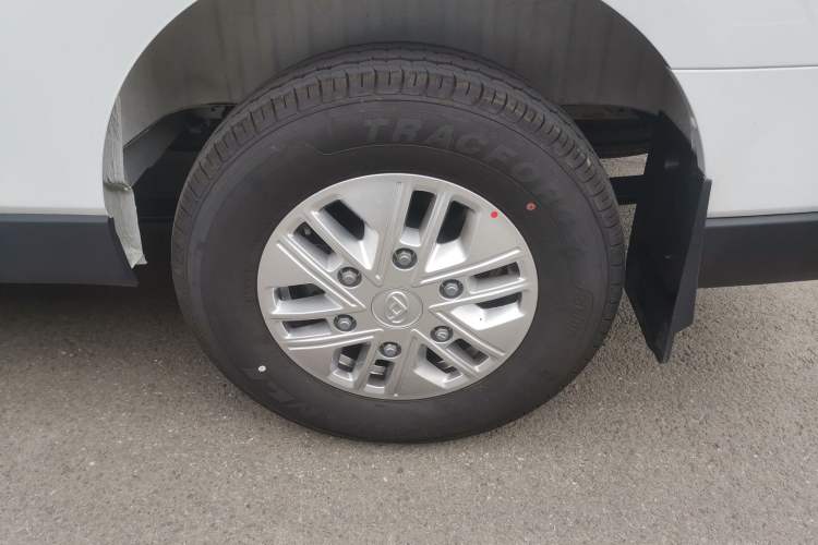 Used SAIC MAXUS V70 Xintu 2023 2.0T Diesel Manual Elite Edition 5/6 Seats 93 kW