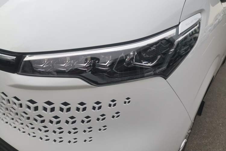 Used SAIC MAXUS V70 Xintu 2023 2.0T Diesel Manual Elite Edition 5/6 Seats 93 kW