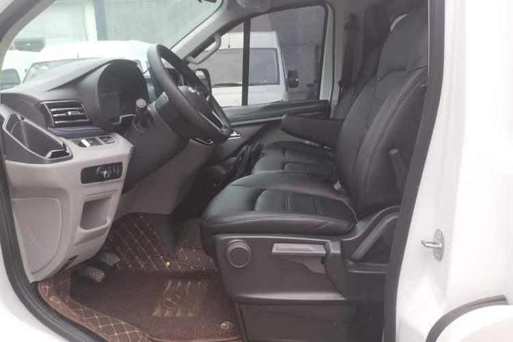 Used SAIC MAXUS V70 Xintu 2023 2.0T Diesel Manual Elite Edition 5/6 Seats 93 kW