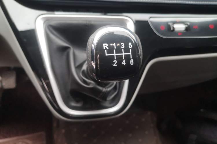 Used SAIC MAXUS V70 Xintu 2023 2.0T Diesel Manual Elite Edition 5/6 Seats 93 kW