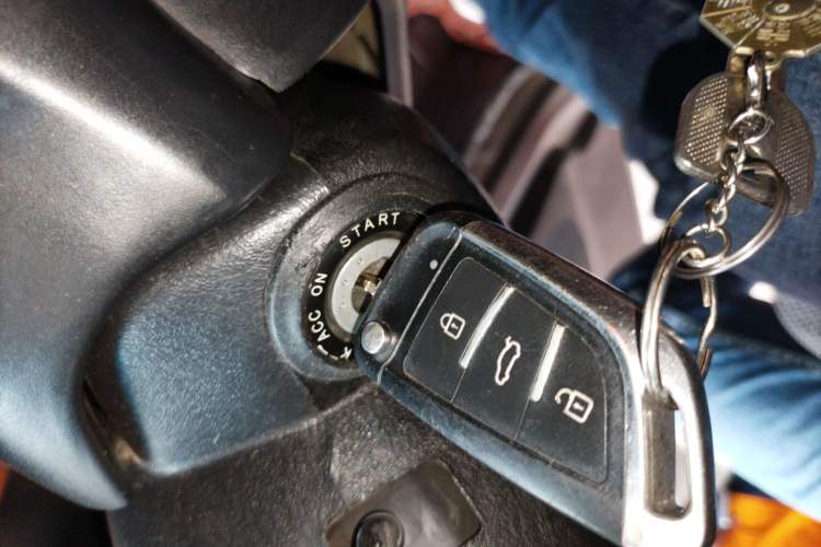 Used JAC Refine 2011 2.0L Shuttle Gasoline Comfort Edition HFC4GA3
