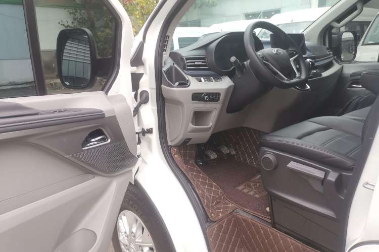 Used SAIC MAXUS V70 Xintu 2023 2.0T Diesel Manual Elite Edition 5/6 Seats 93 kW