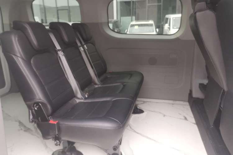 Used SAIC MAXUS V70 Xintu 2023 2.0T Diesel Manual Elite Edition 5/6 Seats 93 kW