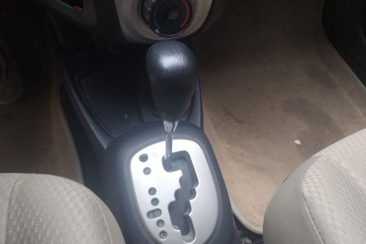 Used Toyota Yaris 2009 1.6E Automatic Comfort Edition Gear Lever