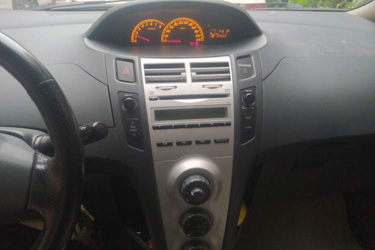 Used Toyota Yaris 2009 1.6E Automatic Comfort Edition Audio And AC Panel