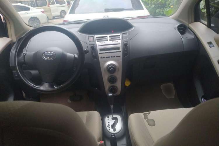 Used Toyota Yaris 2009 1.6E Automatic Comfort Edition Center Console