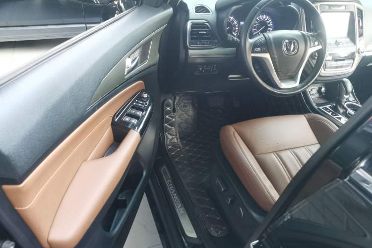 Used Changan CS95 2017 2.0T Two-Wheel Drive Zhiyuan Edition
