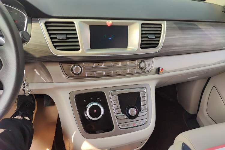 Used SAIC MAXUS G10 2021 2.0T Automatic Elite Edition Diesel 7-Seater Audio And AC Panel