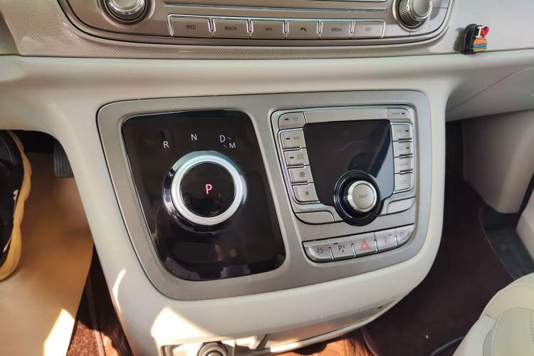 Used SAIC MAXUS G10 2021 2.0T Automatic Elite Edition Diesel 7-Seater Gear Lever