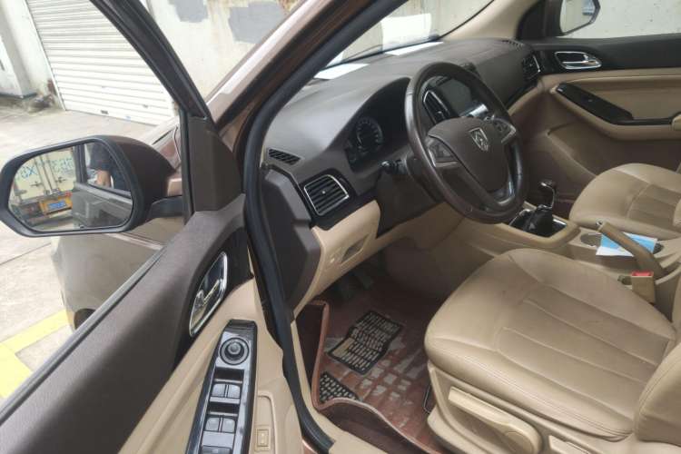 Used Baojun 730 2015 1.8L Manual Luxury Navigation ESP Version 7-seater
