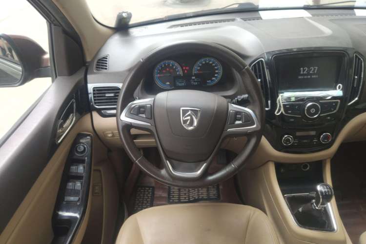 Used Baojun 730 2015 1.8L Manual Luxury Navigation ESP Version 7-seater
