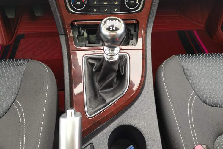 Used Zotye T600 2017 1.5T Manual Elite New Year Edition Gear Lever