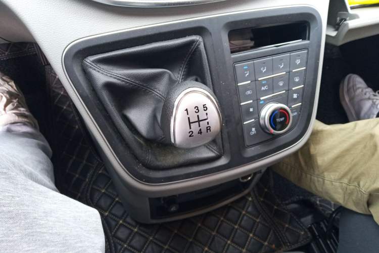 Used JAC M4 2019 Business Series 2.0L Manual - China VI Standard
