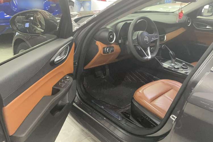 Used Alfa Romeo Giulia 2017 2.0T 200HP Luxury Edition
