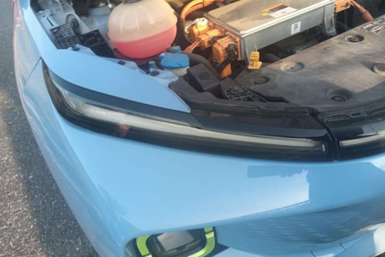 Used Geometry E  Right Front Headlight