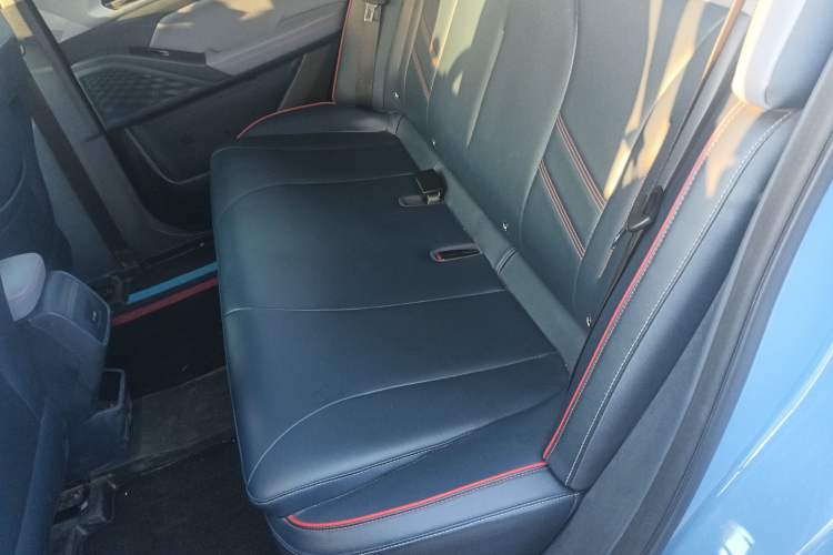 Used Geometry E  Left Rear Seat