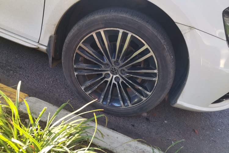 Used Volkswagen Bora 2015 Value Edition 1.4TSI Automatic Sportline Right Front Wheel Hub