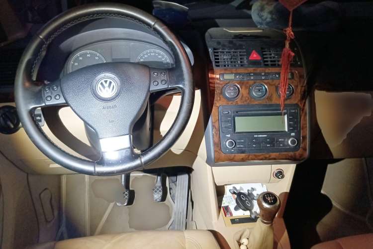 Used Volkswagen Touran 2008 1.8T ZhiZun Edition Manual 5-Seater Center Console