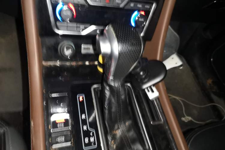 Used Zotye T600 Coupe 2017 1.5T Automatic Luxury Model Gear Lever