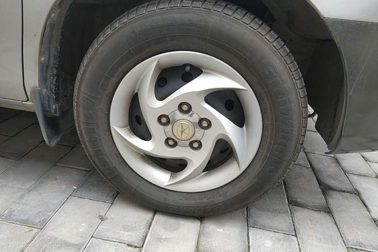 Used JAC Refine 2011 2.0L Shuttle Gasoline Comfort Edition HFC4GA3
