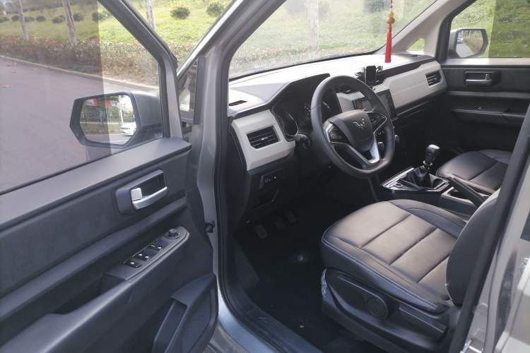 Used Wuling Hongguang PLUS 2019 1.5T Manual Luxury 7-Seater
