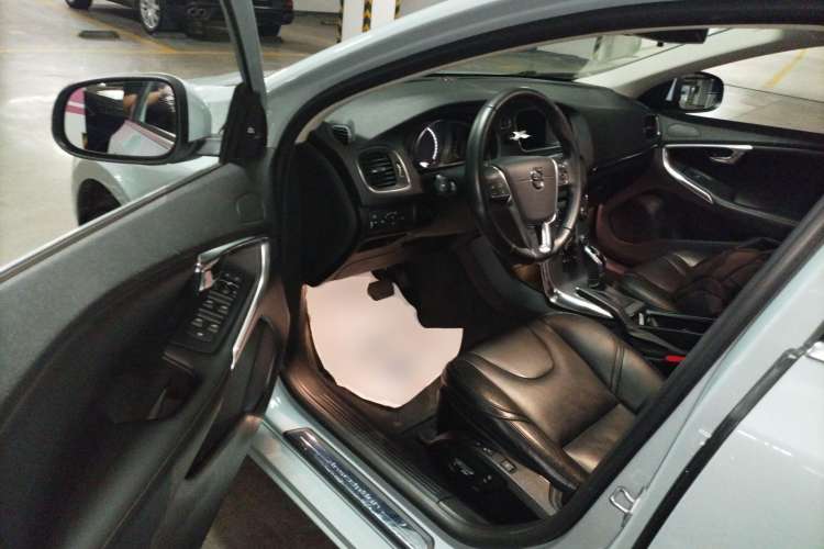 Used Volvo V40 2017 T3 Zhiya Edition
