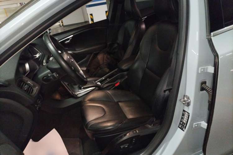 Used Volvo V40 2017 T3 Zhiya Edition
