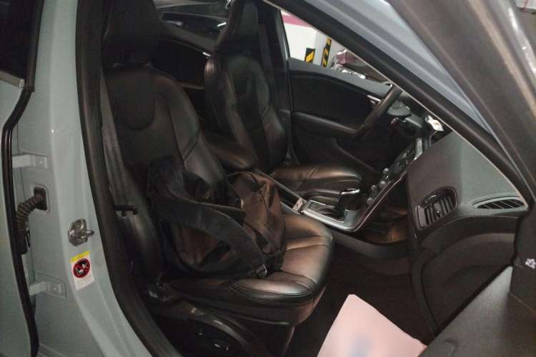 Used Volvo V40 2017 T3 Zhiya Edition
