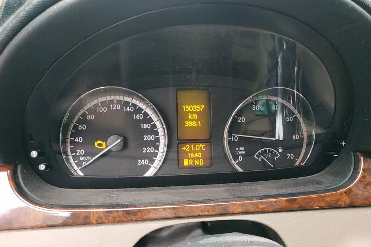 Used Mercedes-Benz Viano 2010 2.5L Prestige Edition Odometer Close Up