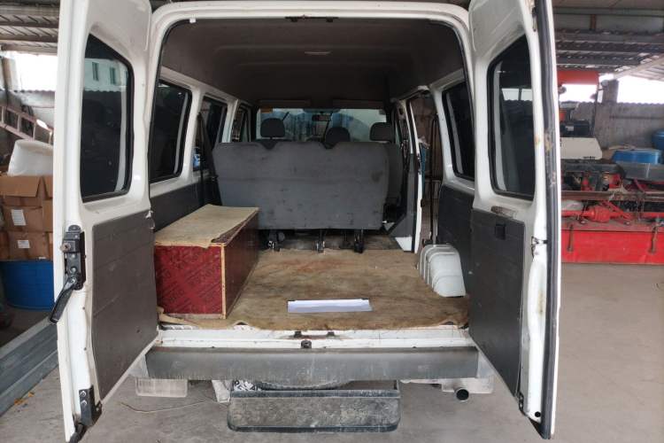 Used Ford Classic Transit 2013 2.8T Diesel Logistics Model with Short Wheelbase and Mid-Roof JX493ZLQ4
