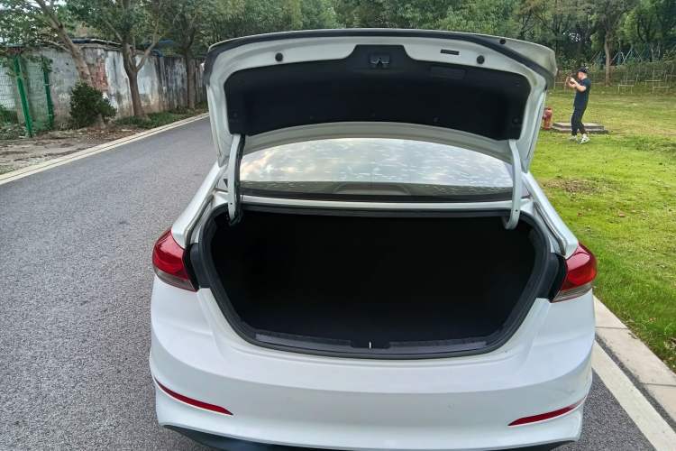 Used Hyundai Elantra (6th Generation / Lingdong) 2016 1.6L Manual ZhiXuan · Dynamic Model Trunk