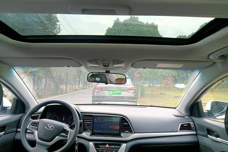 Used Hyundai Elantra (6th Generation / Lingdong) 2016 1.6L Manual ZhiXuan · Dynamic Model Center Console