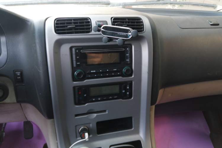 Used Jinbei Grace 2013 2.0L Zhi Ling Luxury 9-Seater All-Games Commemorative Version China V Emission Standard 9 Seats