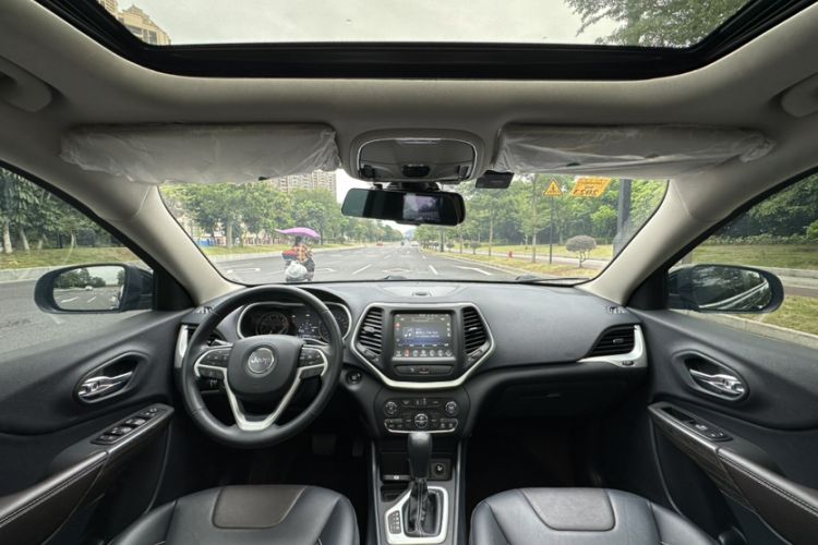 Used Jeep Cherokee 2020 2.0L Two-Wheel Drive Classic Sports Edition