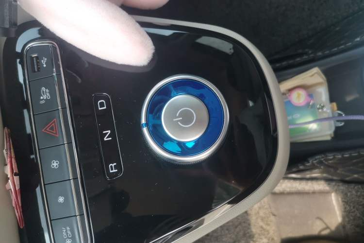 Used ORA White Cat 2022 Upgraded Model 305km Range Luxury Version Lithium-Ion Battery
