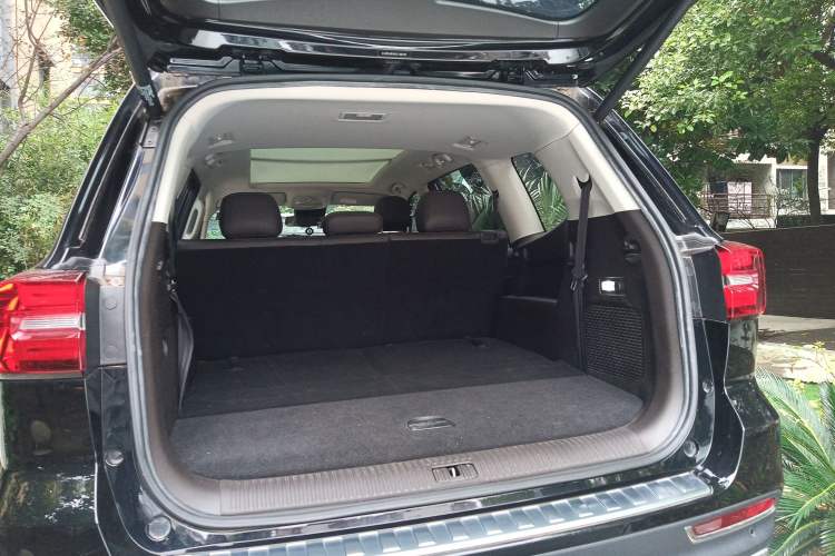 Used Roewe RX8 2018 30T Smart Connectivity Two-Wheel Drive Supreme Edition
