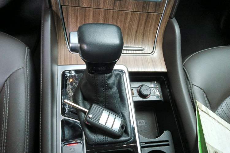 Used Roewe RX8 2018 30T Smart Connectivity Two-Wheel Drive Supreme Edition
